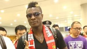 Ghanaian football player Asamoah Gyan poses after arriving at the Shanghai Pudong International Airport in Shanghai, China, 8 July 2015. Ghana Black Stars captain Asamoah Gyan is expected to finalize a deal this week with Chinese top-flight soccer side Shanghai SIPG. Gyan is expected to agree to terms and pen the deal on Wednesday (8 July 2015), local reports said. The reports said the transfer will give Gyan weekly earnings of 250,000 U.S. dollars. The reports indicated that the Shanghai-based club wants to strengthen its team, especially as city rivals the Greenland have acquired former Chelsea forward Demba Ba and former Everton midfielder Tim Cahill. Gyan has bagged 95 goals in 83 league matches in his four seasons for Al Ain in the United Arab Emirates (UAE). The SIPG club was founded on December 25, 2005, as Shanghai Dongya F.C. by former Chinese international football coach Xu Genbao. It is owned by the Chinese group Shanghai International Port Group and has the 56,842 seating capacity Shanghai stadium as its home venue. The club is currently coached by former England trainer Sven-Goran Eriksson.