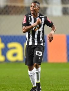 Robinho comemora o primeiro gol do Atlético no jogo. (Foto: Agência Estado)