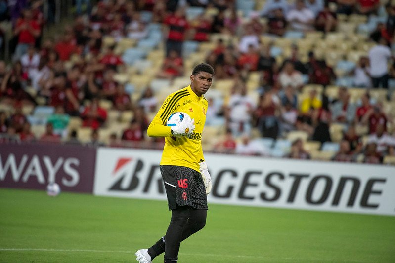 Hugo Souza é observado por olheiro do Ajax em partida contra a