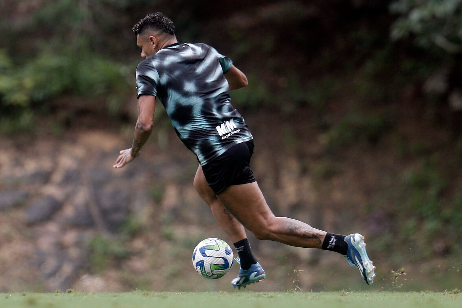 Tiquinho Soares volta a treinar bola e deve reforçar Botafogo