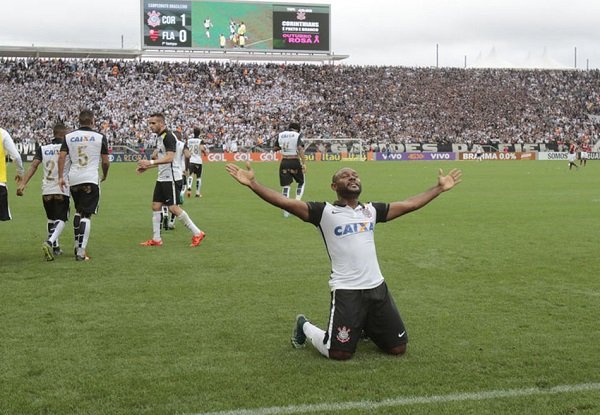 Corinthians vence o Flamengo e segue firme atrás do Hexa