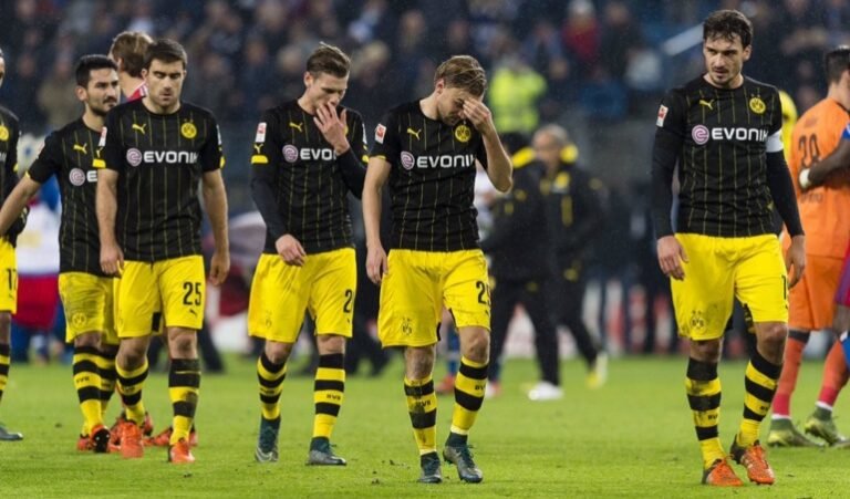 Borussia Dortmund é goleado e perde a chance de colar no líder Bayern