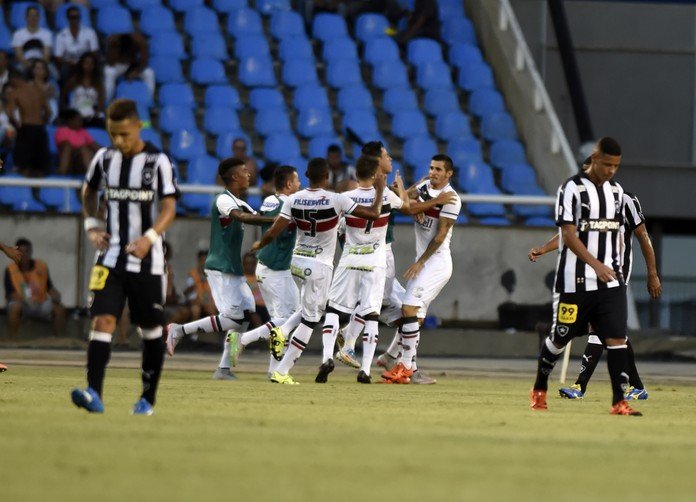 Botafogo perde em casa, e adia festa.