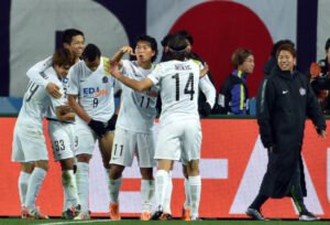 Japan's Sanfrecce Hiroshima defender Tsukasa Shiotani (2nd L-#33) celebrates after scoring with teammates against Congolese side Mazembe during their Club World Cup quarter-final football match in Osaka on December 13, 2015. AFP PHOTO / KAZUHIRO NOGI / AFP / KAZUHIRO NOGI