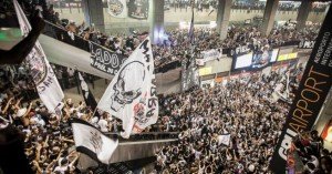222_com_festa_inacreditavel_mais_de_15_mil_torcedores_lotaram_o_aeroporto