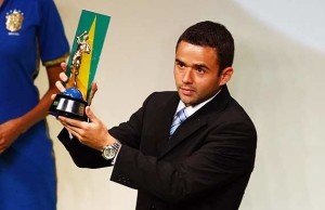 Conquistou o prêmio de Bola de Prata do futebol brasileiro e prêmio de melhor lateral-esquerdo do Brasileirão de 2008.