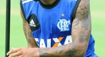 Lateral Leo diz que volta ao Flamengo em 2016 e acirra concorrência no lado direito