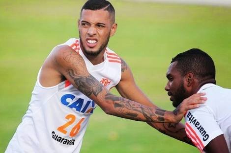 Flamengo acerta empréstimo de Paulinho para o Santos e de Luiz Antonio para o Sport