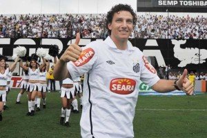 De volta do empréstimo, o meia Elano deve jogar a temporada toda e se aposentar no final do ano.
