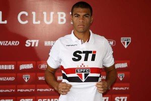 LANCEPRESS! - (Brazil Out) - São Paulo - 17.05.2013 - Foto de Tom Dib/Lancepress! - Apresentacao jogadores São Paulo - Local: CFA de Cotia - Na foto o jogador Caramelo e apresentado como novo jogador