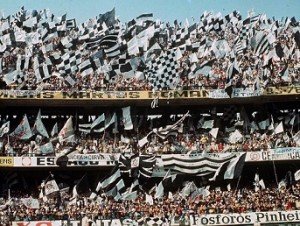 FUTEBOL - TORCIDA - ESPORTES - ACERVO - Os torcedores do Corinthians agitam as bandeiras antes da partida contra a Ponte Preta, válida pelas finais do Campeonato Paulista de 1977 - Estádio Cícero Pompeu de Toledo(Morumbi) - São Paulo - SP - Brasil - 09/10/1977 - Foto: Acervo/Gazeta Press