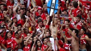 22nov2015-dalessandro-pega-caixao-com-as-cores-do-gremio-apos-vitoria-no-gre-nal-408-1448226343667_1920x1080