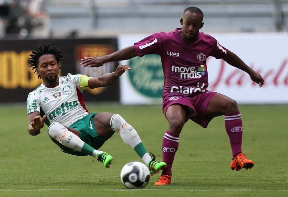 Palmeiras volta a jogar mal e perde novamente em casa