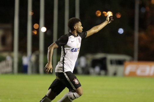 André salva o Corinthians com golaço no finalzinho da partida