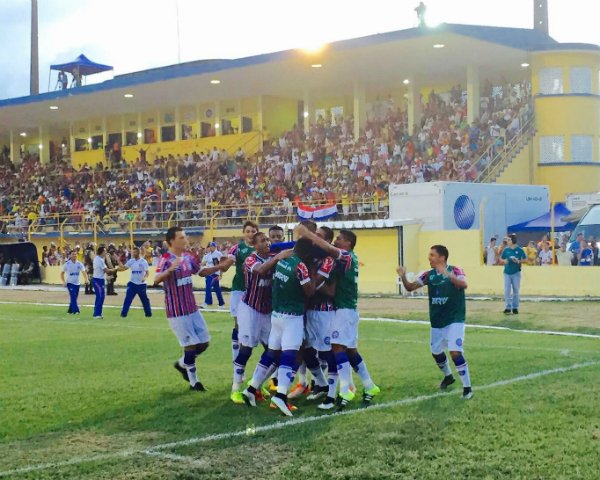 Bahia passa sufuco, mas marca no ultimo minuto e vence o Colo Colo.