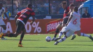 Guerrero e Marcelo Mattos em disputa pela bola.