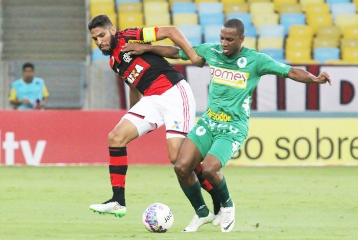 WALLACE RECEBE APOIO DOS COMPANHEIROS E DO TREINADOR