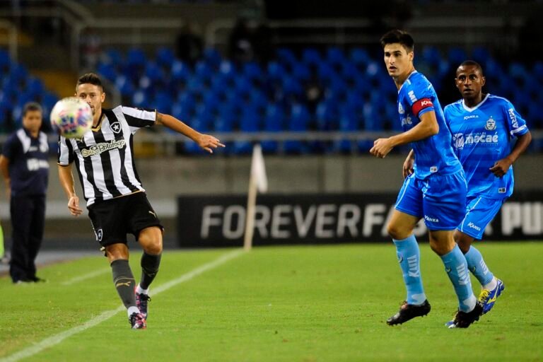 Botafogo enfrenta o Macaé e busca manter a liderança.