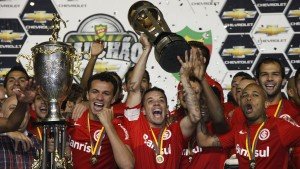 dalessandro-ergue-a-taca-de-campeao-gaucho-de-2013-05052013-1367797639590_1920x1080