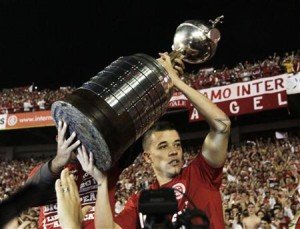 Argentino Andrés D'Alessandro levanta a taça da Copa Libertadores conquistada com o Internacional. 18/08/2010 REUTERS/Bruno Domingos