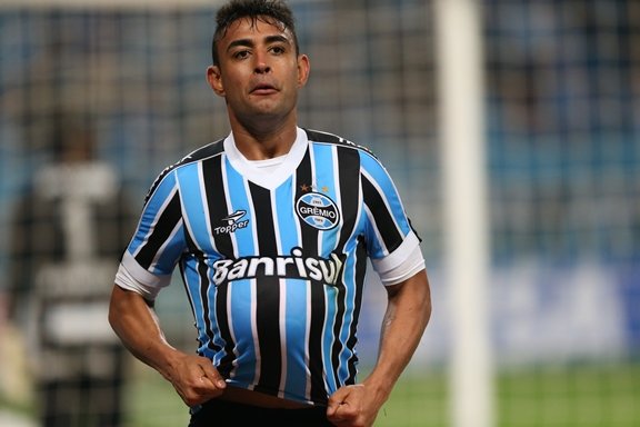 Sem atuar no Grêmio, zagueiro Werley negocia com o Bahia