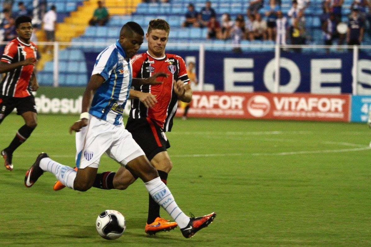 Avaí perde para o Joinville e torcida faz protestos pedindo a saída da diretoria