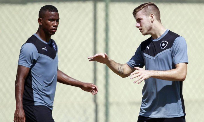 No Botafogo, Luis Henrique e Ribamar disputam a titularidade.