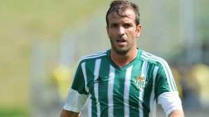 Atualmente no Bétis, o meia Van Der Vaart não interessa mais ao Santos, devido a falta de uma sequência de jogos e frequentes contusões.