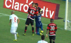 Alex Muralha pega pênalti