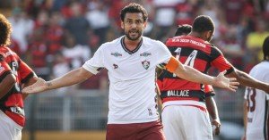 Fred se exalta e gesticula com o árbitro
