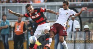 Guerrero disputa bola com Pierre