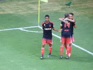 Guerrero comemora com Wallace e Jorge o gol de empate.