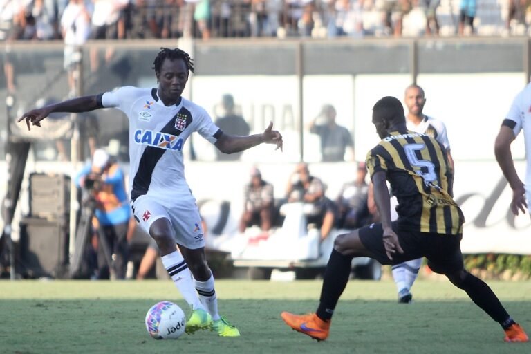 Vasco enfrenta o Madureira e pode garantir a classificação para as semifinais do carioca.