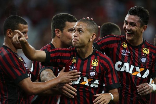 Furacão nas semifinais do Paranaense