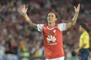 BOGOTÁ -COLOMBIA, 23-03-2016. Luis Manuel Seijas jugador de Santa Fer celebra el gol anotado a Junior durante partido aplazado por la fecha 4 entre Independiente Santa Fe y Atletico Junior, de la Liga Aguila I-2016, en el estadio Nemesio Camacho El Campin de la ciudad de Bogota. / Luis Manuel Seijas player of Santa Fe celebrates a goal scoring to Junior during a postponed match of the date 4 between Independiente Santa Fe and Atletico Junior, for the Liga Aguila I -2016 at the Nemesio Camacho El Campin Stadium in Bogota city. Photo: VizzorImage/ Gabriel Aponte / Staff