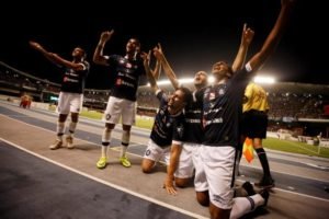 Os-jogadores-do-Clube-do-Remo-comemoraram-muito-o-acesso-à-Série-C-20161