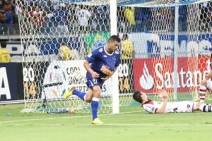 Samudio comemora gol que deu empate ao Cruzeiro diante do Cerro pela Libertadores