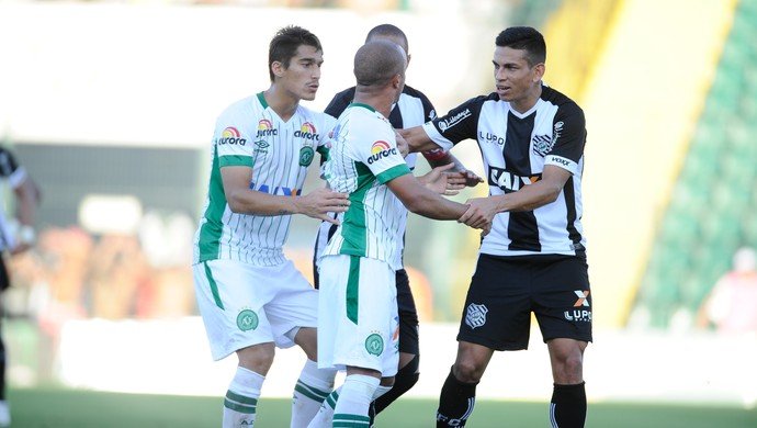 Chapecoense tem três expulsos, mas segura empate diante do Figueirense.