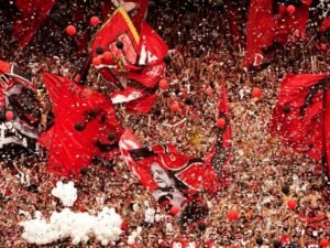 Torcida do Flamengo explode em festa no Maracanã com o título brasileiro.
