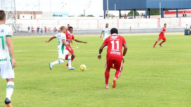 Chape sofre, mas vira e larga bem na Copa do Brasil