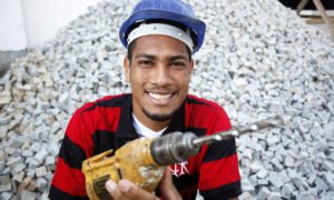 11-09-2013-07-09-06-artilheiro-do-flamengo-no-novo-maracana-hernane-e-esperanca-contra-o-santos