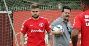 14ago2015---argel-fucks-orienta-sasha-e-outros-jogadores-em-treino-do-inter-1439654720183_956x500