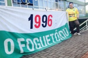 Uma faixa na Arena Condá lembra do episódio com os números 1996 em vermelho e preto, lembrando as cores do Joinville, e escrito "O Foguetório".