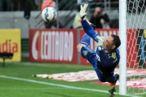 3198514179-fernando-prass-voa-para-defender-penalti-de-gustavo-scarpa-goleiro-foi-decisivo-tambem-no-tempo-norm