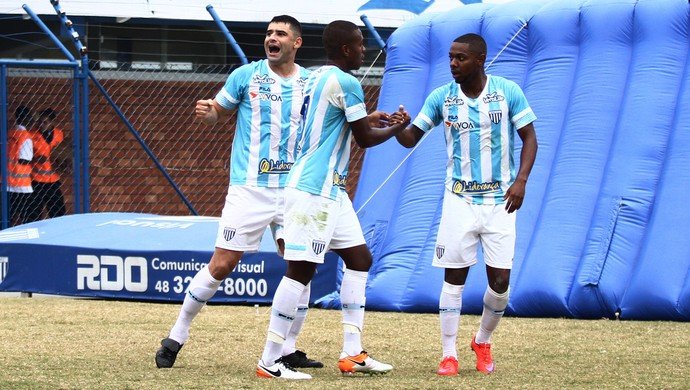 Com três gols de William e golaço de Jajá, Avaí vence o Ceará e entra no G4