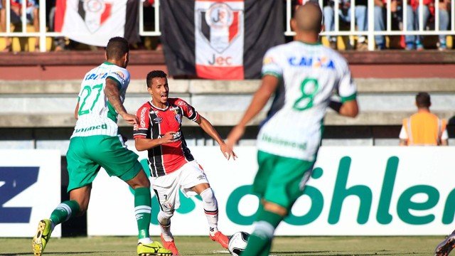 Chapecoense marca no fim e larga na frente