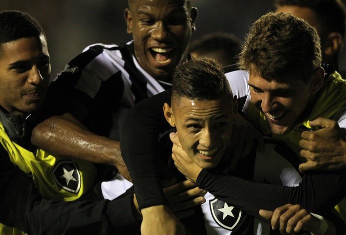 Na raça, Botafogo vence o Furacão