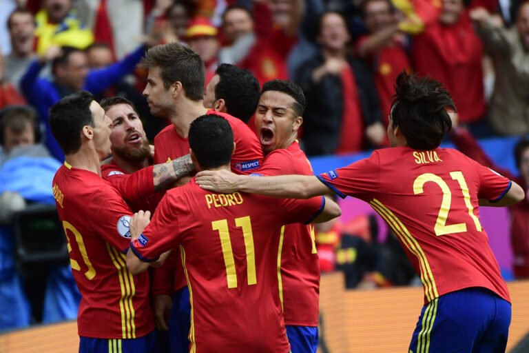 Espanha marca no final e estreia com vitoria contra a República Tcheca