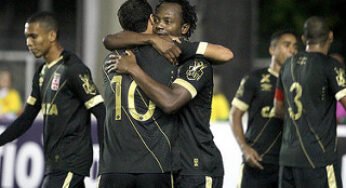 Defesa falha, mas Vasco vence e segue líder da série B!