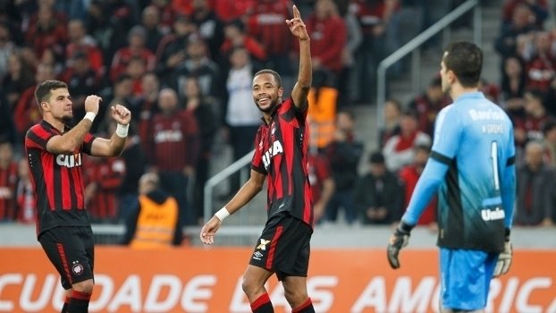 FURACÃO atropela e mantém invencibilidade na Baixada